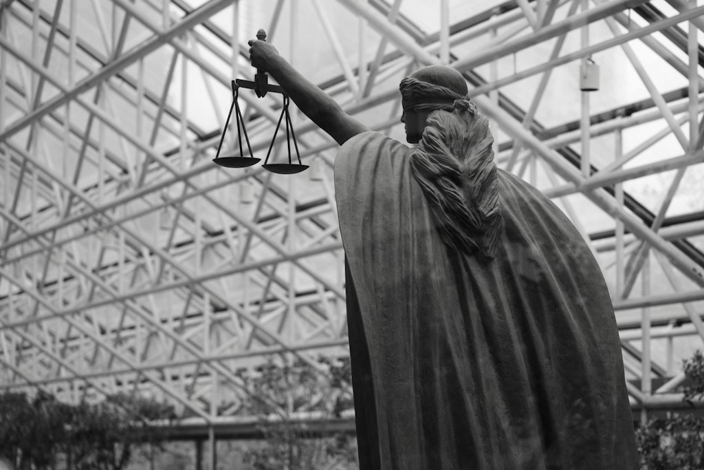 Un juge britannique propose l’IA pour juger les litiges civils